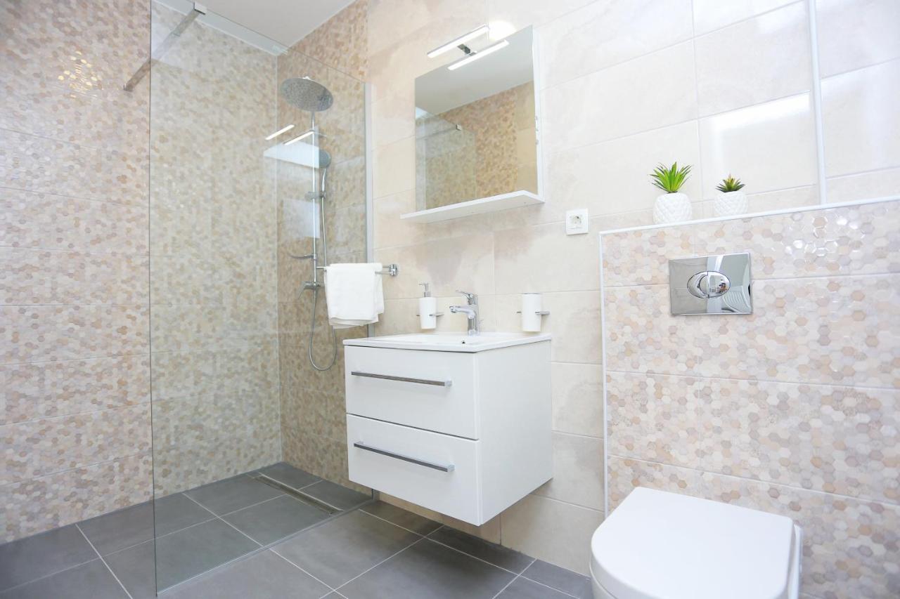 Family Friendly Apartments With A Swimming Pool Zivogosce - Porat, Makarska - 18150 Exterior photo
